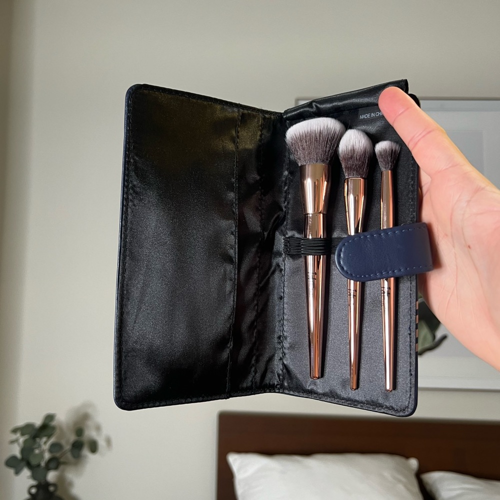 IT cosmetics travel brushes with case